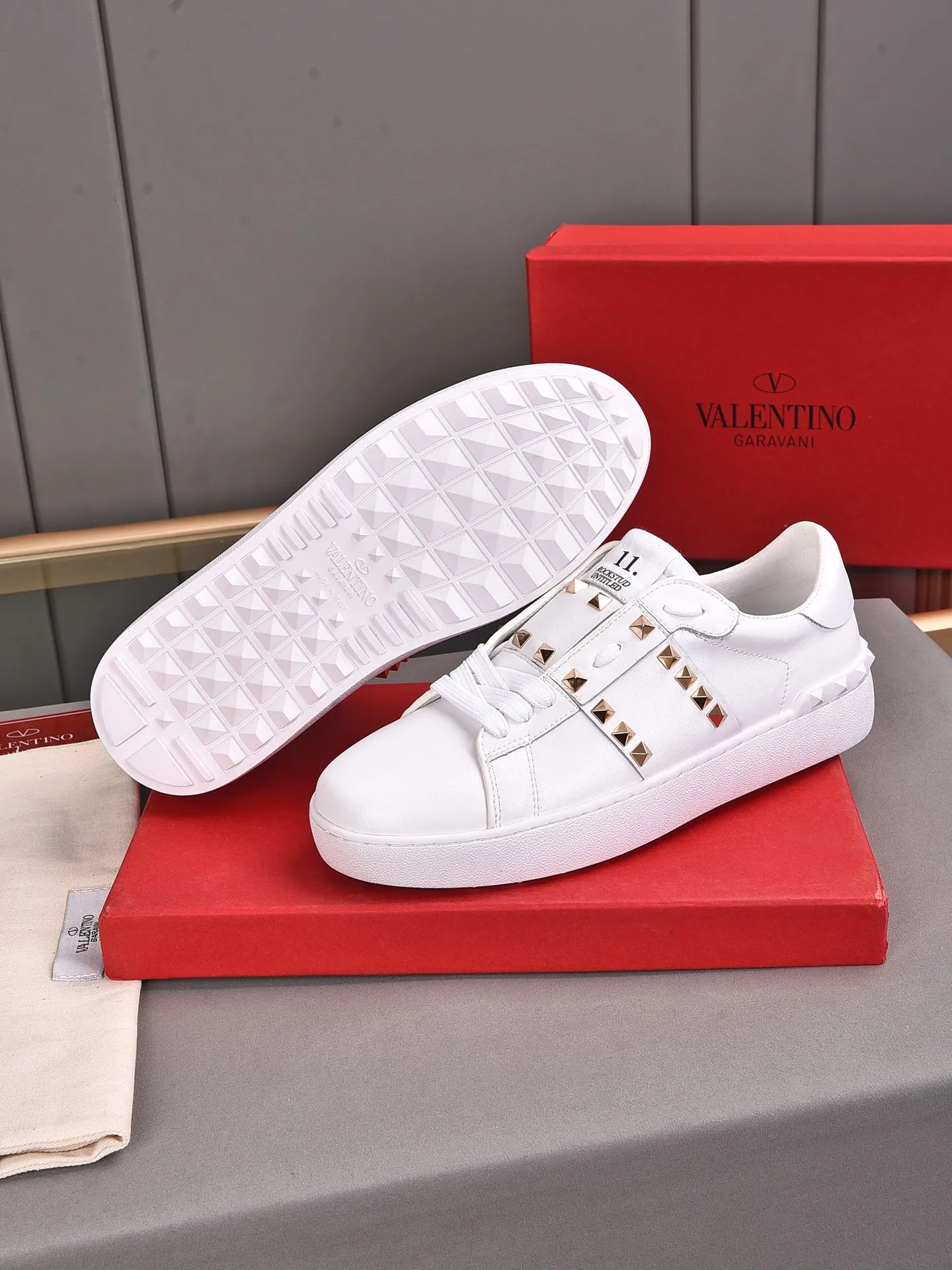 Men's shoes 440💰 (men and women couples) Valentino classic color matching series casual shoes. Made with heavy craftsmanship, good products pay attention to every detail. A must-have trendy item that can be worn all year round, it has been worn by many celebrities and Internet celebrities~~Imported cowhide surface, unique design concept, sheepskin lining, counter quality. Women’s clothing 35-40. Men’s clothing 39-44, 45-46 (returns and exchanges are not supported for custom-made items)